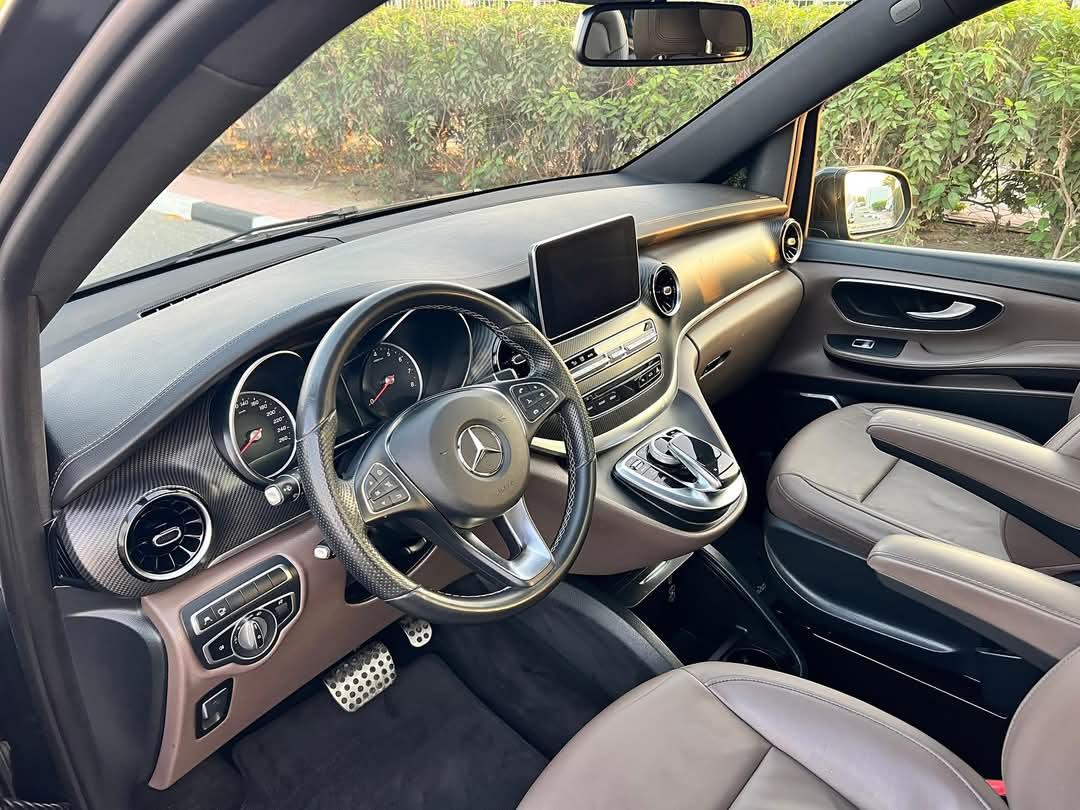 إيجار مرسيدس فيانو بالسائق: الحل الأمثل لتنقلات كبار الزوار والمجموعات.