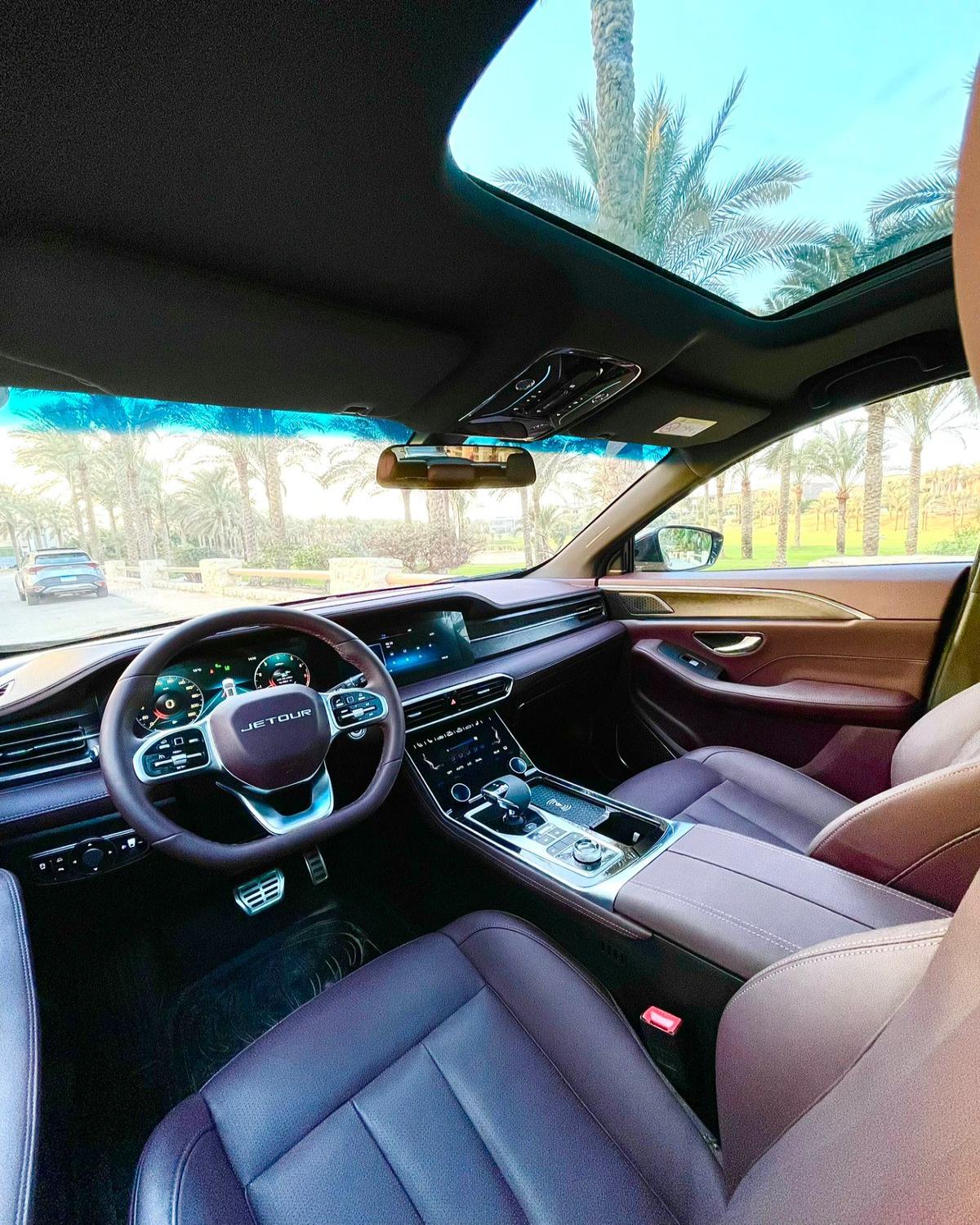 إيجار جيتور X90 بالسائق: سيارة عائلية حديثة ومريحة.