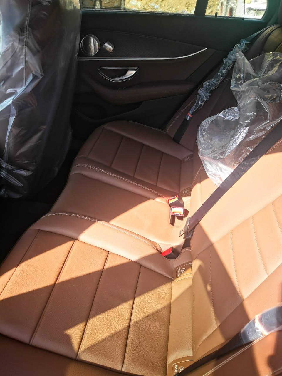 إيجار مرسيدس E200 بالسائق: تجربة فاخرة تليق بأهم مناسباتك.