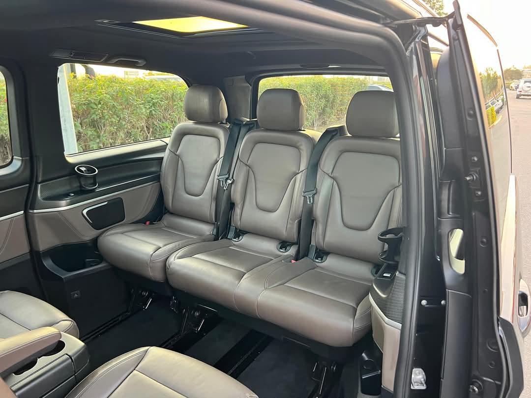 إيجار مرسيدس فيانو بالسائق: رحلة مميزة لضيوفك الكبار وشركاء العمل.