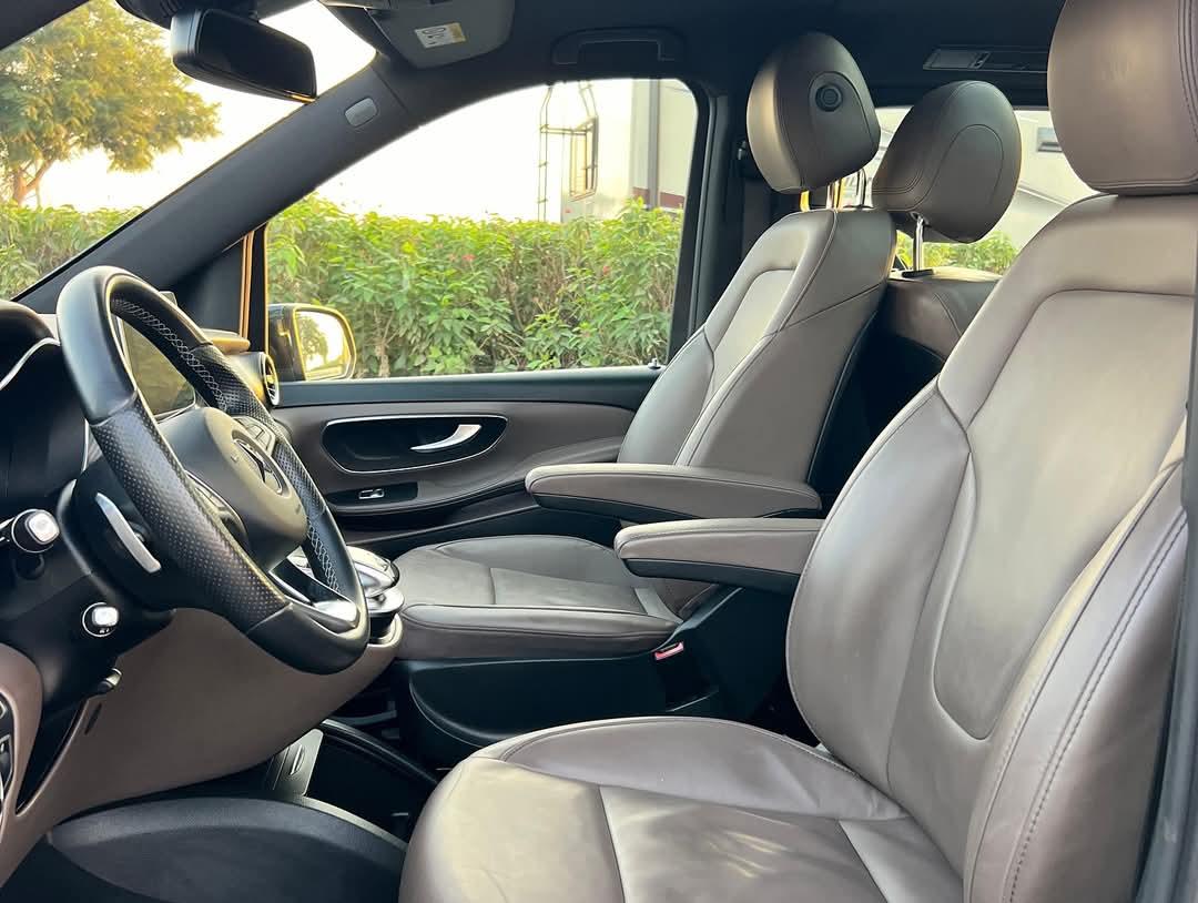 إيجار مرسيدس فيانو بالسائق: رحلة مميزة لضيوفك الكبار وشركاء العمل.