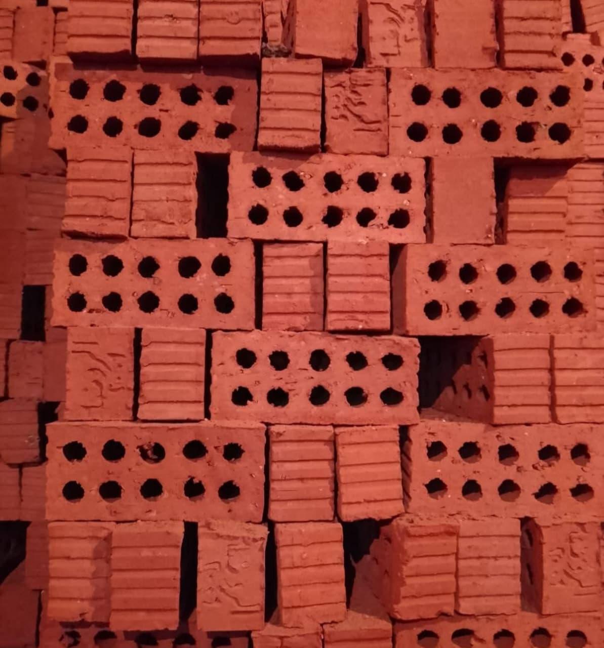 🔥 طوب أحمر طفلي من شركة النور… قوة على أصولها 🏠 مع النور… بيتك على أساس ثابت